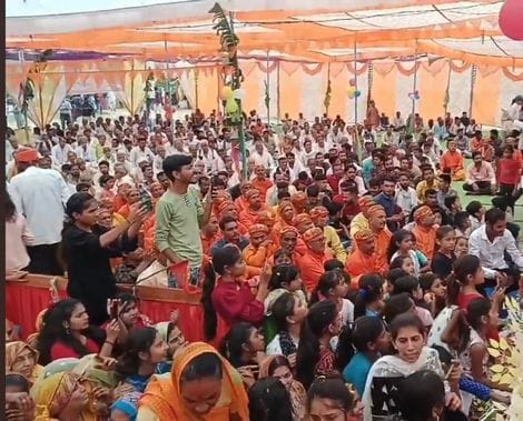 बेहटा गुंसाई में रामलीला का मंचन करते कलाकार। संवाद