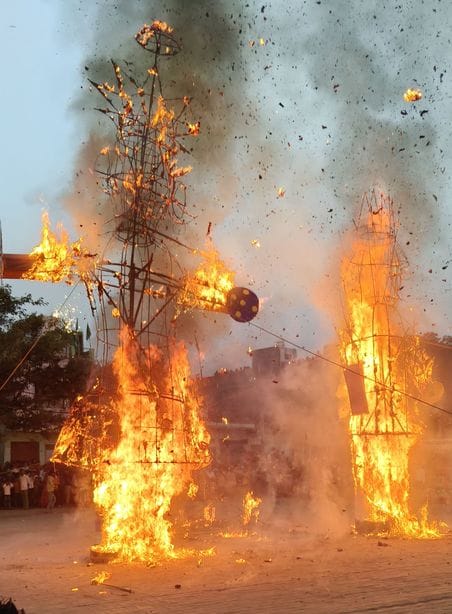 बेहटा गुंसाई में रामलीला का मंचन करते कलाकार। संवाद