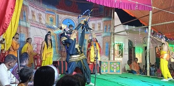 बेहटा गुंसाई में रामलीला का मंचन करते कलाकार। संवाद