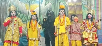 बेहटा गुंसाई में रामलीला का मंचन करते कलाकार। संवाद