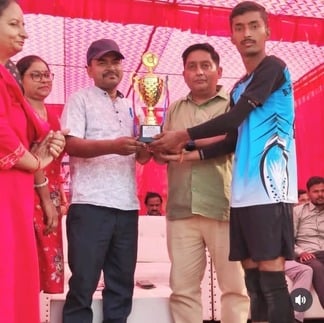 एपीएन पीजी कॉलेज में आयोजित खेलकूद प्रतियोगिता में विजेता टीम को सम्मानित करते अतिथि एपीएन पीजी कॉलेज में आयोजित खेलकूद प्रतियोगिता में विजेता टीम को सम्मानित करते अतिथि
