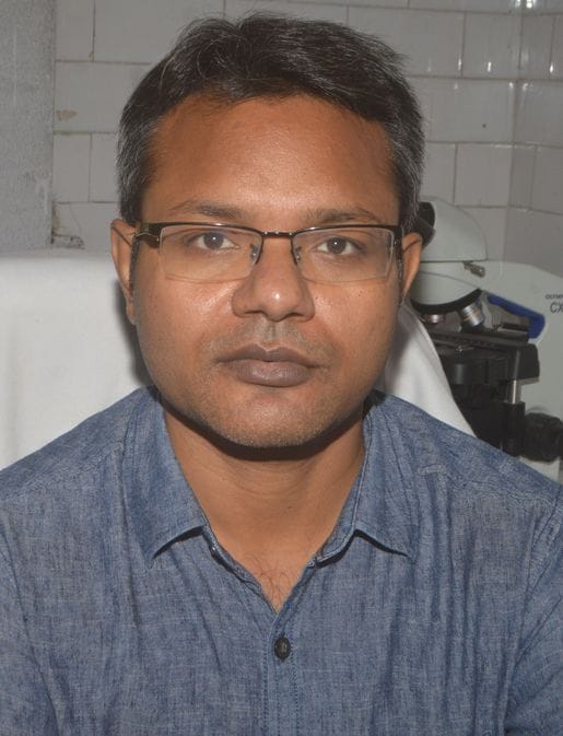 फोटो-04- ब्लड बैंक में प्लेटलेट्स निकालते टेक्नीशियन अकील खान। संवाद फोटो-04- ब्लड बैंक में प्लेटलेट्स निकालते टेक्नीशियन अकील खान। संवाद