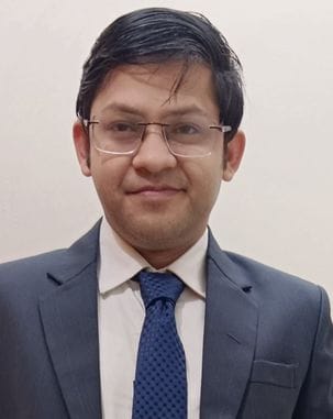 फोटो-04- ब्लड बैंक में प्लेटलेट्स निकालते टेक्नीशियन अकील खान। संवाद फोटो-04- ब्लड बैंक में प्लेटलेट्स निकालते टेक्नीशियन अकील खान। संवाद