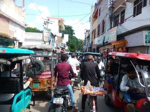 फोटो 14 एचएएमपी 17= रोडवेज डिपो के सामने लगा जाम। संवाद