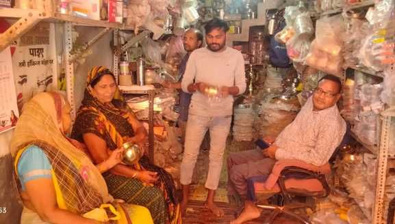 फोटो 14 एचएएमपी 20- शहर के सुभाष बाजार स्थिति खुशी बर्तन दुकान में पीतल की थाली देखती महिलाएं। 