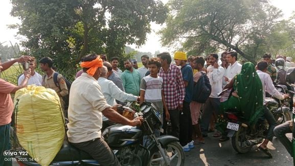 फोटो 15 एयूआरपी 06 घटना की जांच करती पुलिस।संवाद