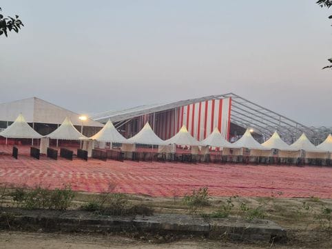 फोटो :15: सोनीपत में राजीव गांधी एजुकेशन सिटी के अंदर लगाया गया पंडाल। संवाद