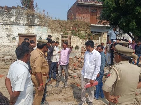 फोटो-15एयूआरपी 27- अवैध निर्माण को ढहाती जेसीबी। संवाद