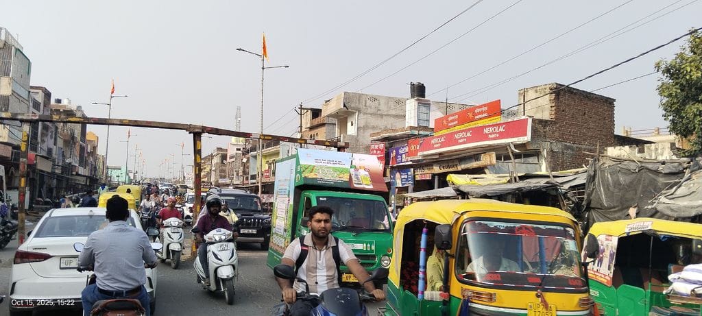फोटो-15एयूआरपी 29 - डंपर के बीच में फंसा हाइटगेज।संवाद फोटो-15एयूआरपी 29 - डंपर के बीच में फंसा हाइटगेज।संवाद
