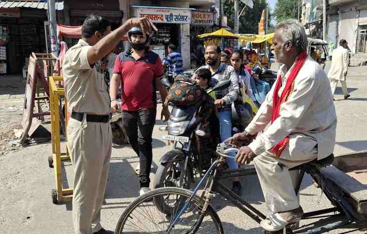 -फोटो 51 : विश्वकर्मा चौक पर दुपहिया वाहन चालकों को वापस करते पुलिसकर्मी। संवाद -फोटो 51 : विश्वकर्मा चौक पर दुपहिया वाहन चालकों को वापस करते पुलिसकर्मी। संवाद
