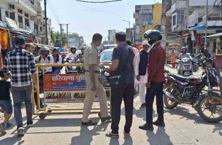 -फोटो 51 : विश्वकर्मा चौक पर दुपहिया वाहन चालकों को वापस करते पुलिसकर्मी। संवाद -फोटो 51 : विश्वकर्मा चौक पर दुपहिया वाहन चालकों को वापस करते पुलिसकर्मी। संवाद