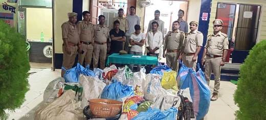 गौरीफंटा में पुलिस द्वारा बरामद किया गया आतिशबाजी का माल व पकड़े गए लोग। स्रोत : पुलिस गौरीफंटा में पुलिस द्वारा बरामद किया गया आतिशबाजी का माल व पकड़े गए लोग। स्रोत : पुलिस