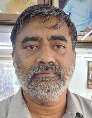 गांधी विद्यालय के पास टैक्सी स्टैंड पर सड़क पर ही खड़े वाहन। संवाद गांधी विद्यालय के पास टैक्सी स्टैंड पर सड़क पर ही खड़े वाहन। संवाद