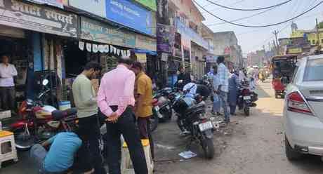 गांधी विद्यालय के पास टैक्सी स्टैंड पर सड़क पर ही खड़े वाहन। संवाद गांधी विद्यालय के पास टैक्सी स्टैंड पर सड़क पर ही खड़े वाहन। संवाद