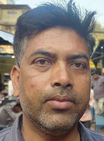 गांधी विद्यालय के पास टैक्सी स्टैंड पर सड़क पर ही खड़े वाहन। संवाद गांधी विद्यालय के पास टैक्सी स्टैंड पर सड़क पर ही खड़े वाहन। संवाद