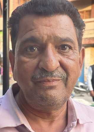 गांधी विद्यालय के पास टैक्सी स्टैंड पर सड़क पर ही खड़े वाहन। संवाद गांधी विद्यालय के पास टैक्सी स्टैंड पर सड़क पर ही खड़े वाहन। संवाद