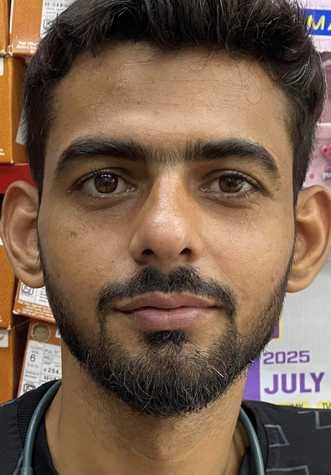 गांधी विद्यालय के पास टैक्सी स्टैंड पर सड़क पर ही खड़े वाहन। संवाद गांधी विद्यालय के पास टैक्सी स्टैंड पर सड़क पर ही खड़े वाहन। संवाद