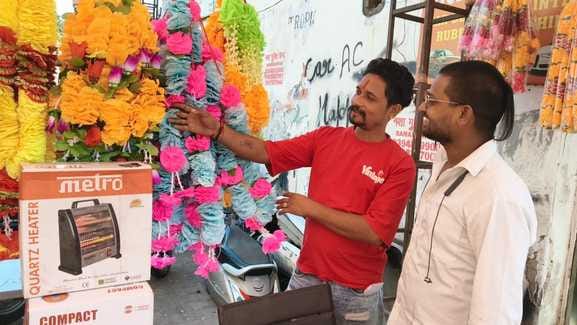 घर की सजावट के लिए सामान पसंद करते लोग। संवाद घर की सजावट के लिए सामान पसंद करते लोग। संवाद