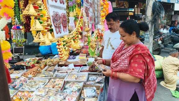 घर की सजावट के लिए सामान पसंद करते लोग। संवाद घर की सजावट के लिए सामान पसंद करते लोग। संवाद