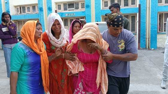 हादसे के बाद बच्चे के परिजन विलाप करते हुए। हादसे के बाद बच्चे के परिजन विलाप करते हुए।