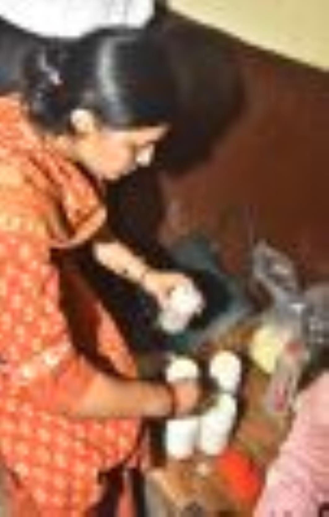 जांच करती टीम।
