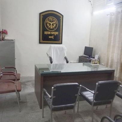 जिला खान अधिकारी के कक्ष में पड़ा ताला। संवाद जिला खान अधिकारी के कक्ष में पड़ा ताला। संवाद