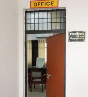 जिला खान अधिकारी के कक्ष में पड़ा ताला। संवाद जिला खान अधिकारी के कक्ष में पड़ा ताला। संवाद
