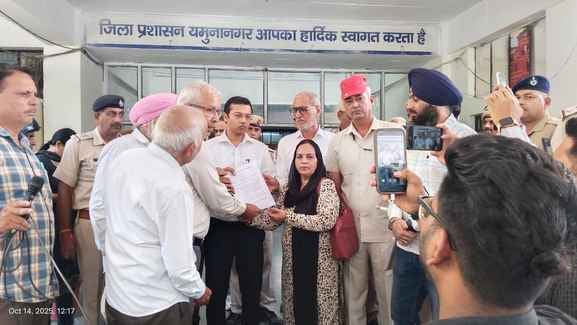 जिला सचिवालय के सामने पुतला जलाते जन संगठन मंच के पदाधिकारी। संवाद