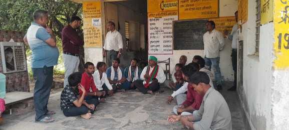 जर्जर विधुत पोल बदलवाने को बिजलीघर पर ग्रामीणों ने दिया धरना जर्जर विधुत पोल बदलवाने को बिजलीघर पर ग्रामीणों ने दिया धरना