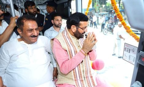 कुरुक्षेत्र। बस को हरी झंडी देकर रवाना करते मुख्यमंत्री नायब सिंह सैनी। संवाद