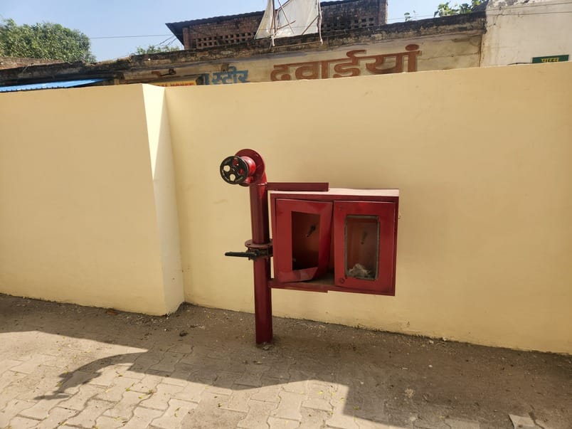 कुरुक्षेत्र। जिला अस्पताल में टूटे पड़े फायर सेफ्टी उपकरण। संवाद कुरुक्षेत्र। जिला अस्पताल में टूटे पड़े फायर सेफ्टी उपकरण। संवाद