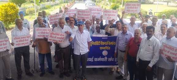 कुरुक्षेत्र। कुलपति कार्यालय के बाहर रोष व्यक्त करते कर्मचारी। संवाद कुरुक्षेत्र। कुलपति कार्यालय के बाहर रोष व्यक्त करते कर्मचारी। संवाद