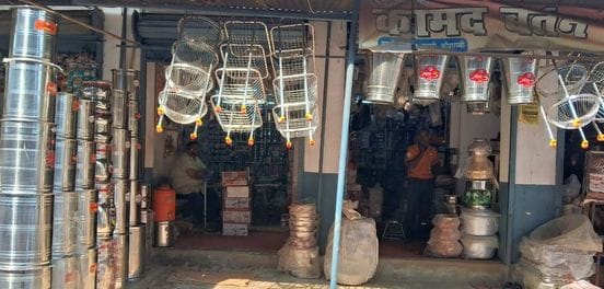 करारी कस्बा स्थित दुकान में बर्तन की खरीदारी करते ग्राहक। संवाद करारी कस्बा स्थित दुकान में बर्तन की खरीदारी करते ग्राहक। संवाद