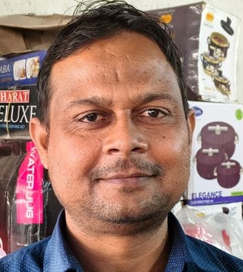 करारी कस्बा स्थित दुकान में बर्तन की खरीदारी करते ग्राहक। संवाद करारी कस्बा स्थित दुकान में बर्तन की खरीदारी करते ग्राहक। संवाद