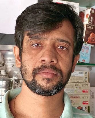 करारी कस्बा स्थित दुकान में बर्तन की खरीदारी करते ग्राहक। संवाद करारी कस्बा स्थित दुकान में बर्तन की खरीदारी करते ग्राहक। संवाद
