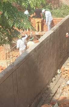 निर्माण कर रहें लोगों से निर्माण हटाने से संबंधित बातचीत करती कॉलोनी की महिलाएं स्रोत संवाद