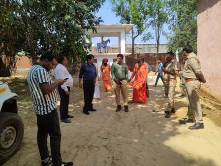 निर्माण कर रहें लोगों से निर्माण हटाने से संबंधित बातचीत करती कॉलोनी की महिलाएं स्रोत संवाद