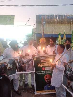 पंजाबी गायक राजवीर जवंदा को कैंडल मार्च निकालकर भाकियू शहीद भगत सिंह पदाधिकारियों ने श्रद्धाजं पंजाबी गायक राजवीर जवंदा को कैंडल मार्च निकालकर भाकियू शहीद भगत सिंह पदाधिकारियों ने श्रद्धाजं