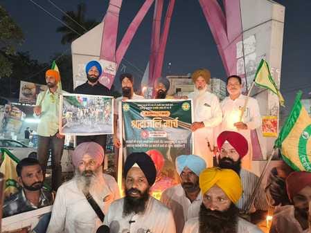 पंजाबी गायक राजवीर जवंदा को कैंडल मार्च निकालकर भाकियू शहीद भगत सिंह पदाधिकारियों ने श्रद्धाजं पंजाबी गायक राजवीर जवंदा को कैंडल मार्च निकालकर भाकियू शहीद भगत सिंह पदाधिकारियों ने श्रद्धाजं