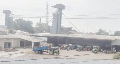 राजापुर मंडी में आढ़त पर लगे धान के ढेर। संवाद राजापुर मंडी में आढ़त पर लगे धान के ढेर। संवाद