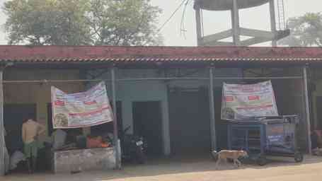 राजापुर मंडी में आढ़त पर लगे धान के ढेर। संवाद राजापुर मंडी में आढ़त पर लगे धान के ढेर। संवाद