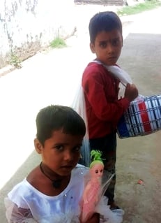 सेहरामऊ दक्षिणी में लोगों से जानकारी लेते एसीएमओ डॉ.पीपी श्रीवास्तव। संवाद