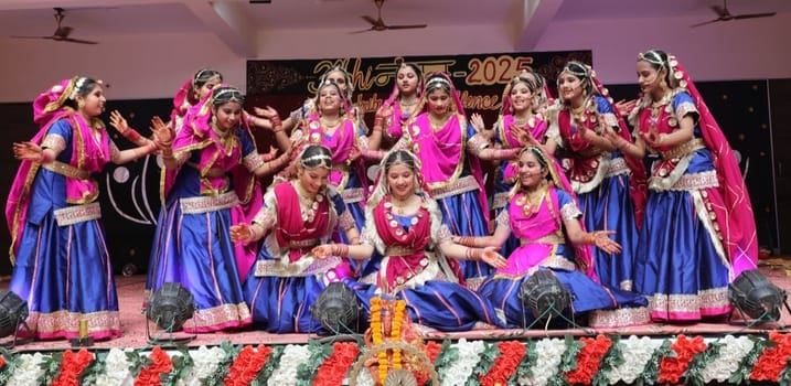 स्प्रिंग डेल्स पब्लिक स्कूल में अलंकरण समारोह में मेधावियों को सम्मानित करते राज्यमंत्री दिनेश स्प्रिंग डेल्स पब्लिक स्कूल में अलंकरण समारोह में मेधावियों को सम्मानित करते राज्यमंत्री दिनेश