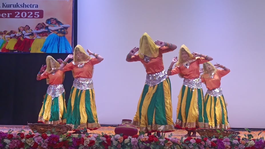 शहर के एसए जैन कॉलेज में आयोजित यूथ फेस्टीवल में प्रस्तुति देते हुए विद्यार्थी। प्रवक्ता