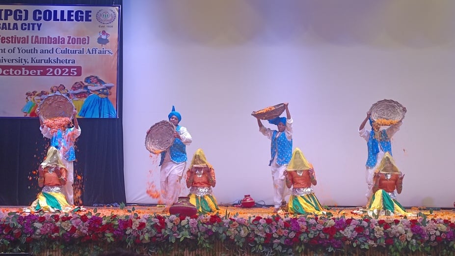 शहर के एसए जैन कॉलेज में आयोजित यूथ फेस्टीवल में प्रस्तुति देते हुए विद्यार्थी। प्रवक्ता