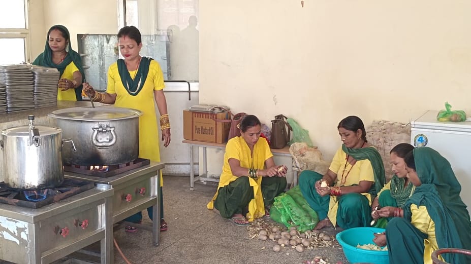 शहर के नई अनाज मंडी में अटल किसान मजदूर कैंटीन में खाना बनाती महिलाएं। संवाद