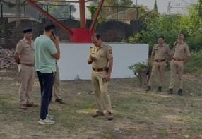 टावर के नीचे तैनात पुलिस कर्मी : स्रोत वीडियोग्रेब टावर के नीचे तैनात पुलिस कर्मी : स्रोत वीडियोग्रेब