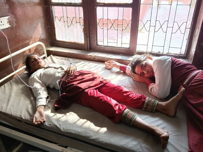 टायर फटने से पलटी पिकअप। संवाद