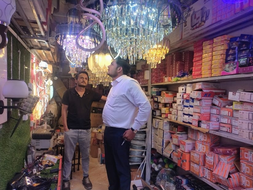 दीपावली की सजावट की लिए रंगीन लाइटों से सजे बाजार स्रोत संवाद