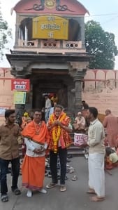 दर्शन करते अभिनेता महेश मांजरेकर